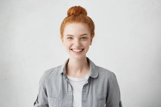 用户在手机上使用IM体育APP